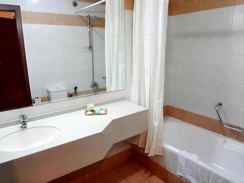 2 Bedroom Apartment at Arabian Dreams Hotel Apartments, photo 3